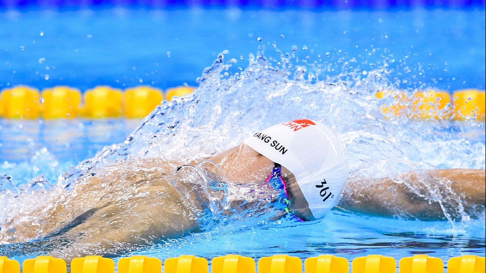 开云官方-_旗帜飘扬的运动会：传递体育精神_，运动会传承的精神