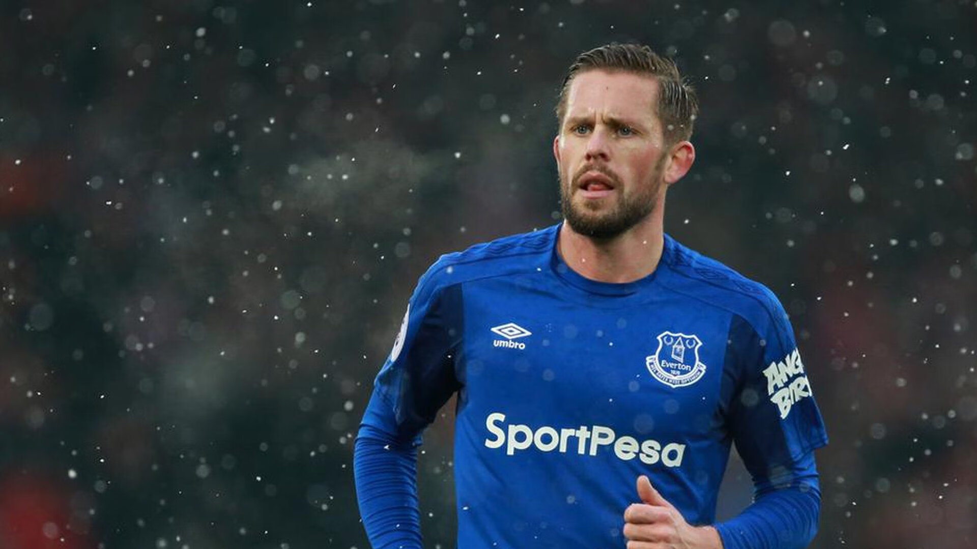 “英超争冠组厮杀激烈,悬念持续升温”,英超冠军联赛赛程